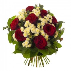 Red roses & chrysanthemums in bouquet